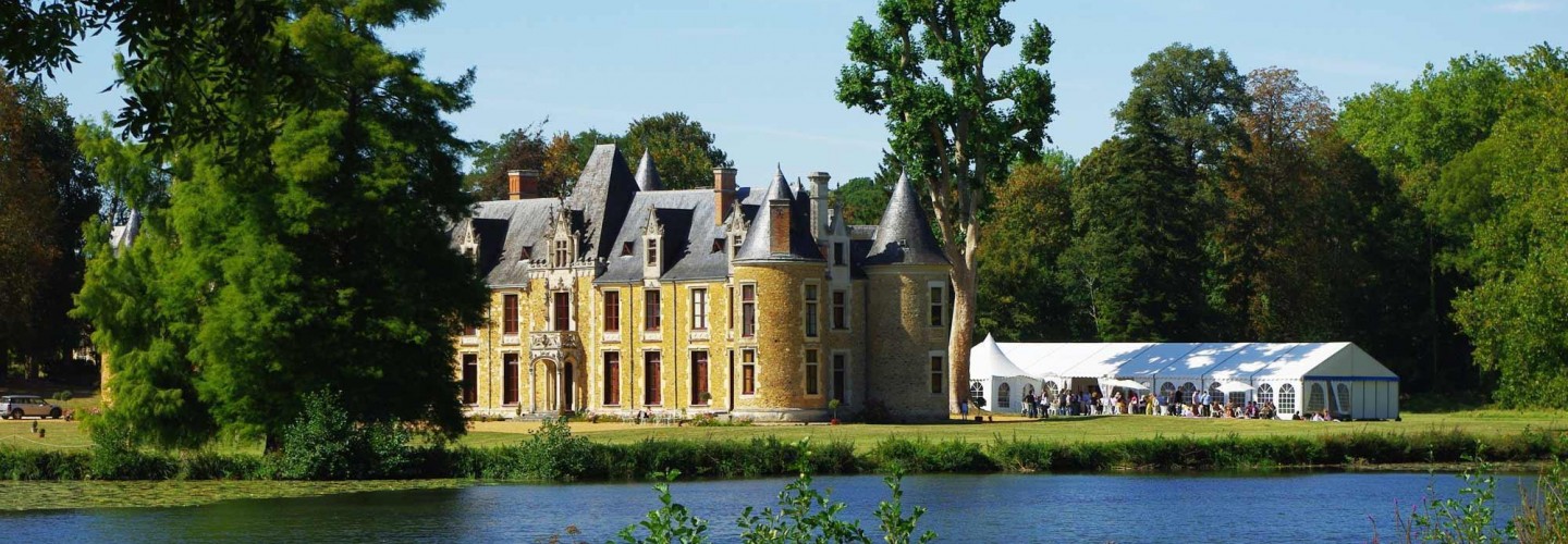 facade du chateau de cheronne en ete